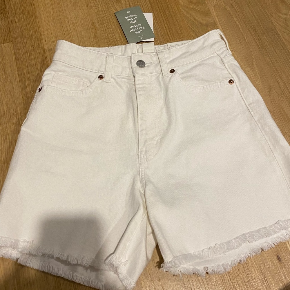 H&M WHITE HIGH WAIST DENIM SHORTS
